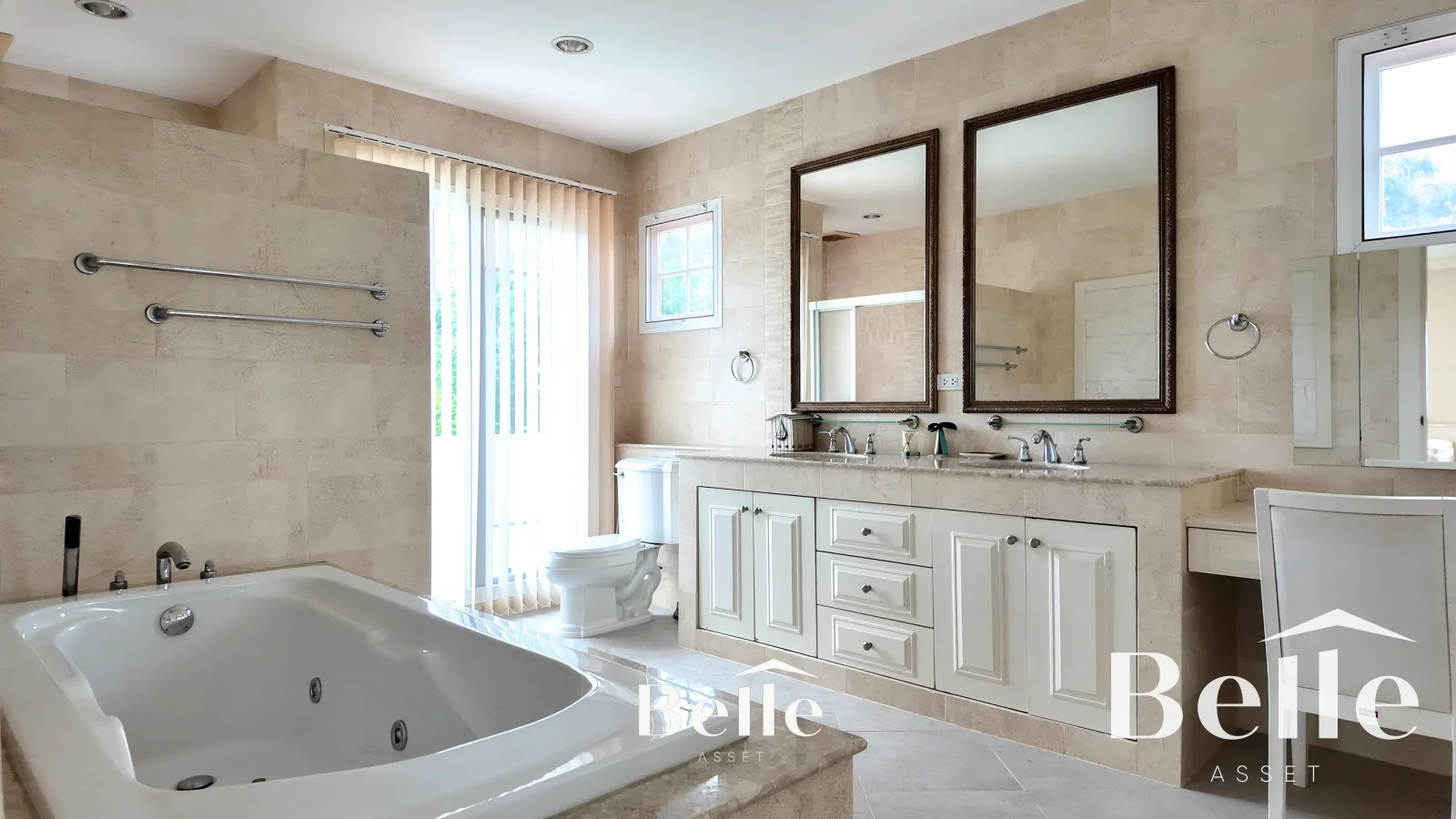 Stunning golf views meet classic comfort spacious 7-bedroom, 2-building home in Palm Hills. - 5