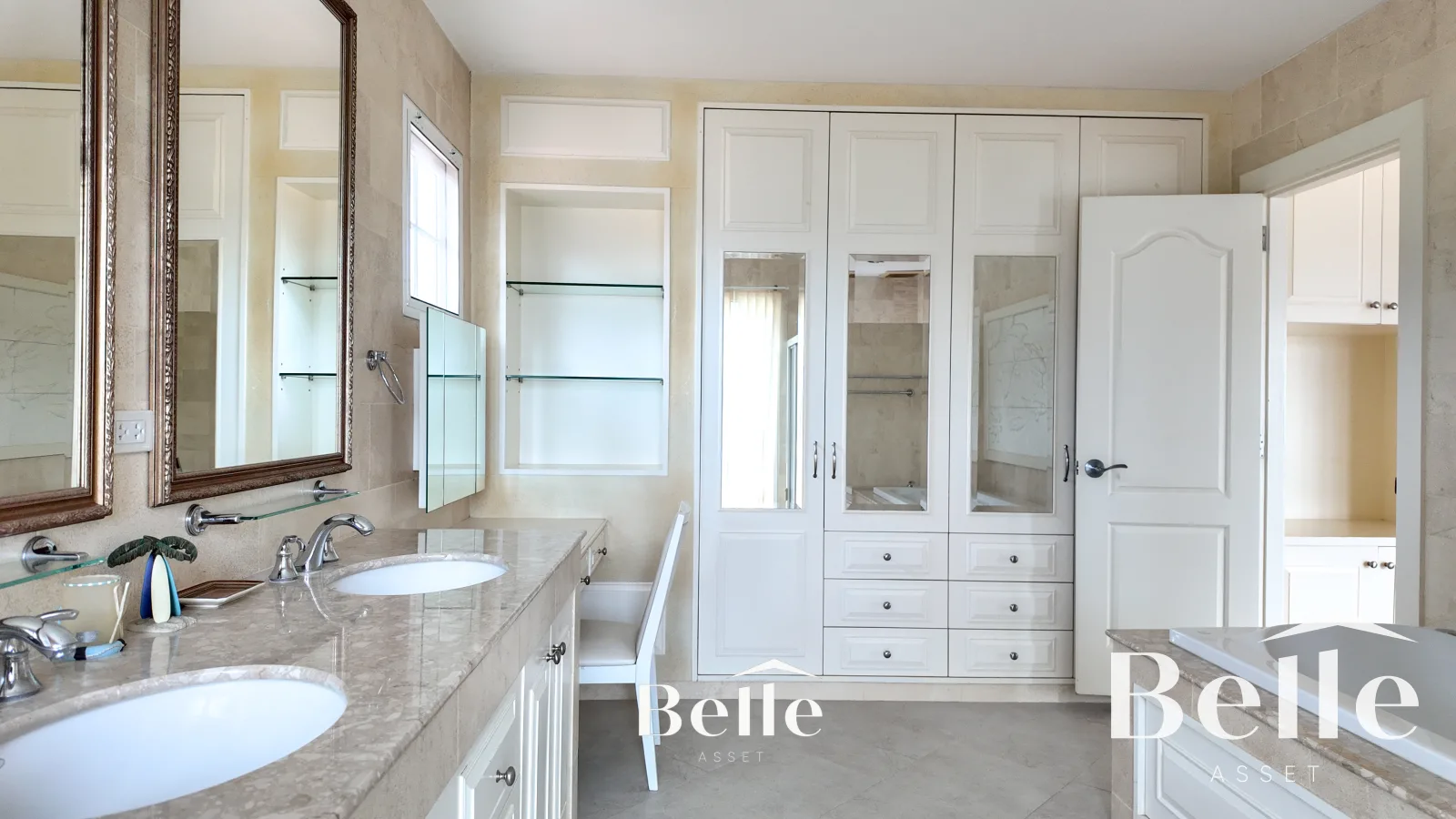 Stunning golf views meet classic comfort spacious 7-bedroom, 2-building home in Palm Hills. - 7