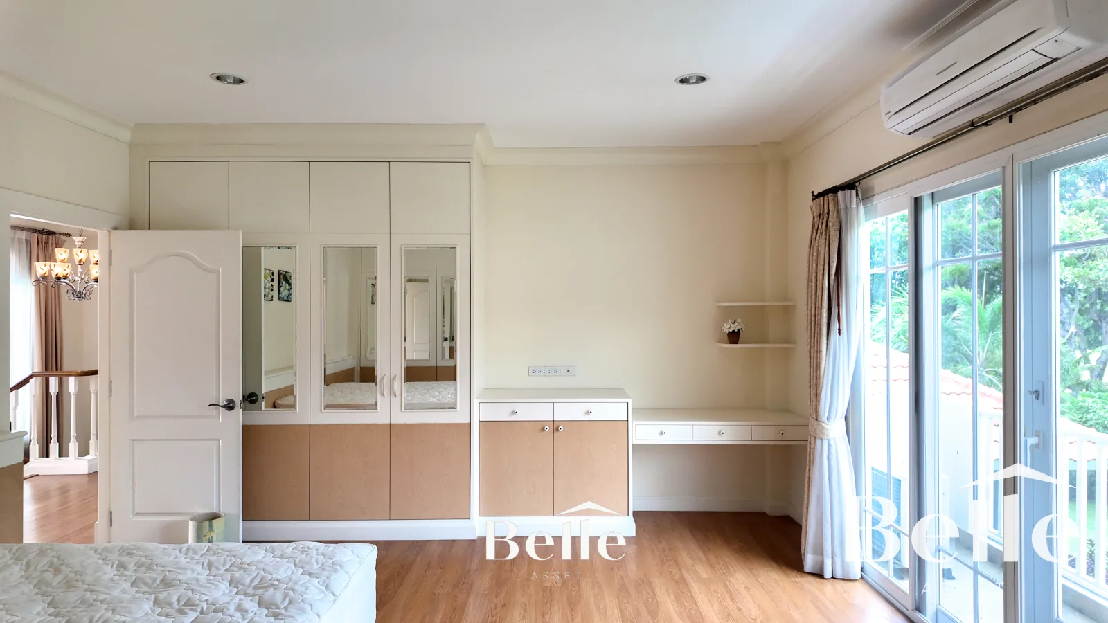 Stunning golf views meet classic comfort spacious 7-bedroom, 2-building home in Palm Hills. - 10