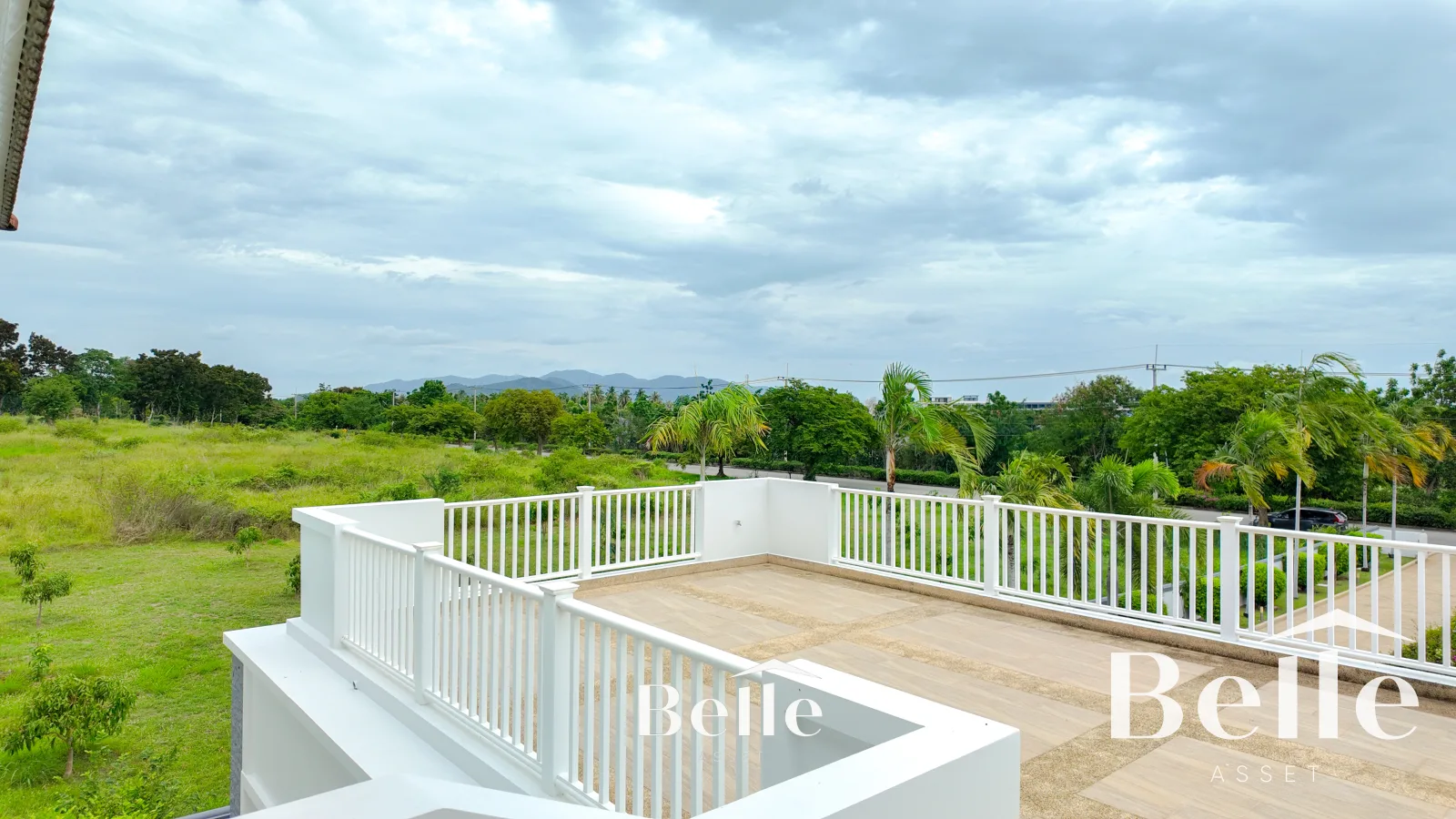 Stunning golf views meet classic comfort spacious 7-bedroom, 2-building home in Palm Hills. - 11
