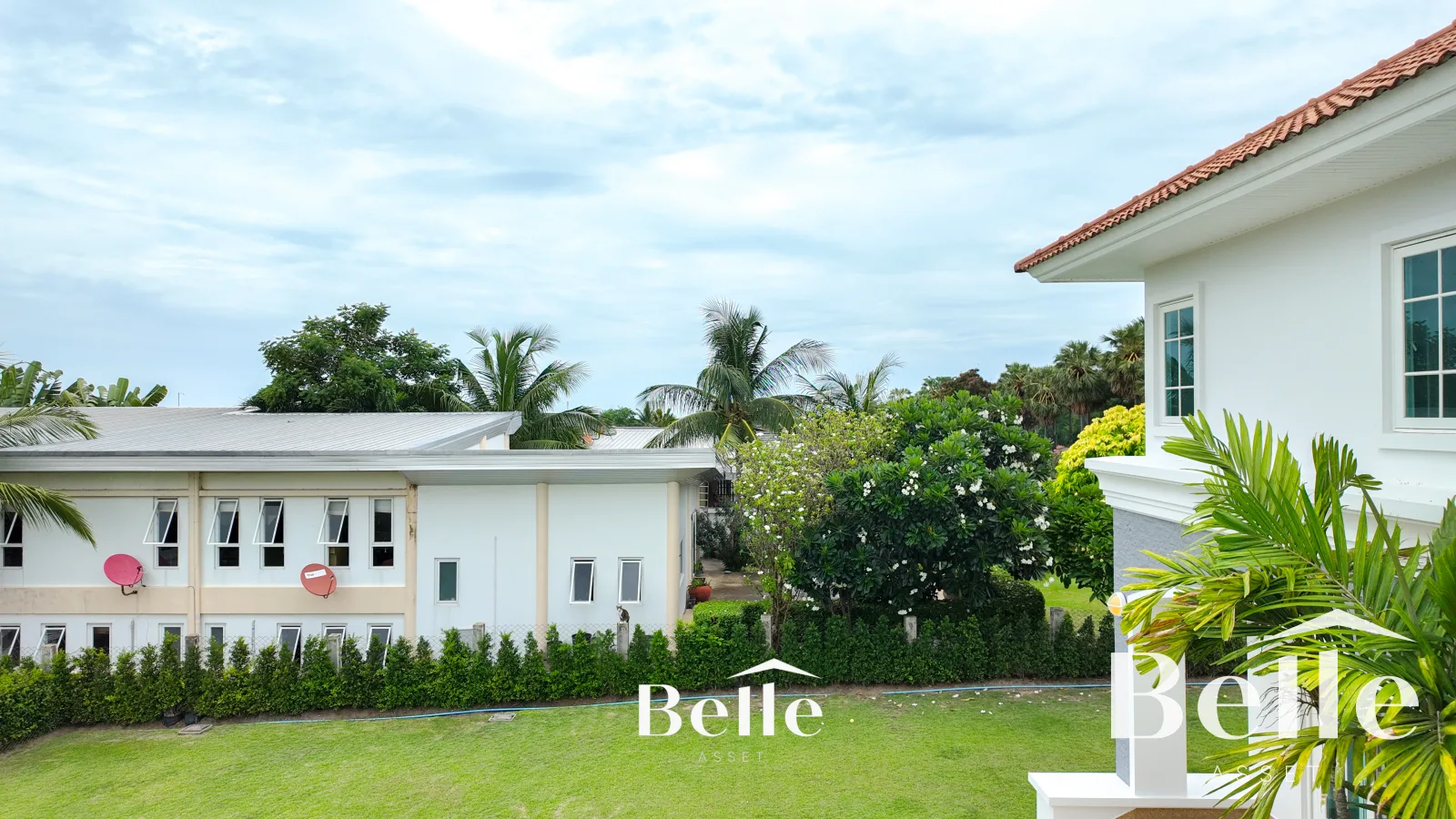 Stunning golf views meet classic comfort spacious 7-bedroom, 2-building home in Palm Hills. - 13