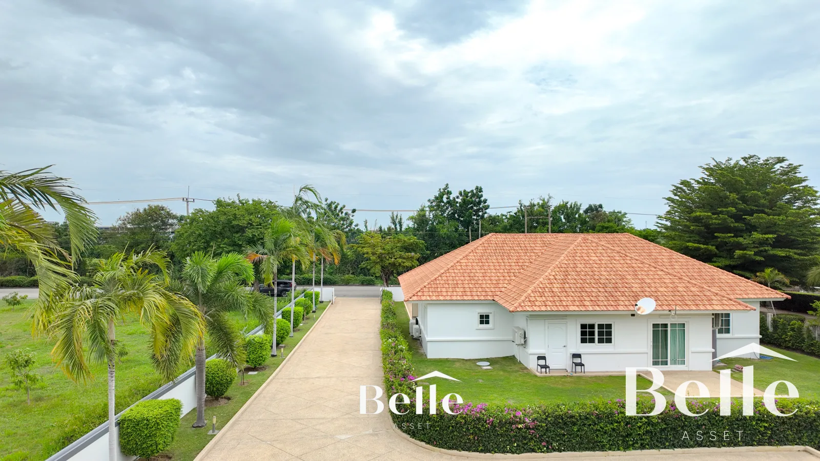Stunning golf views meet classic comfort spacious 7-bedroom, 2-building home in Palm Hills. - 14