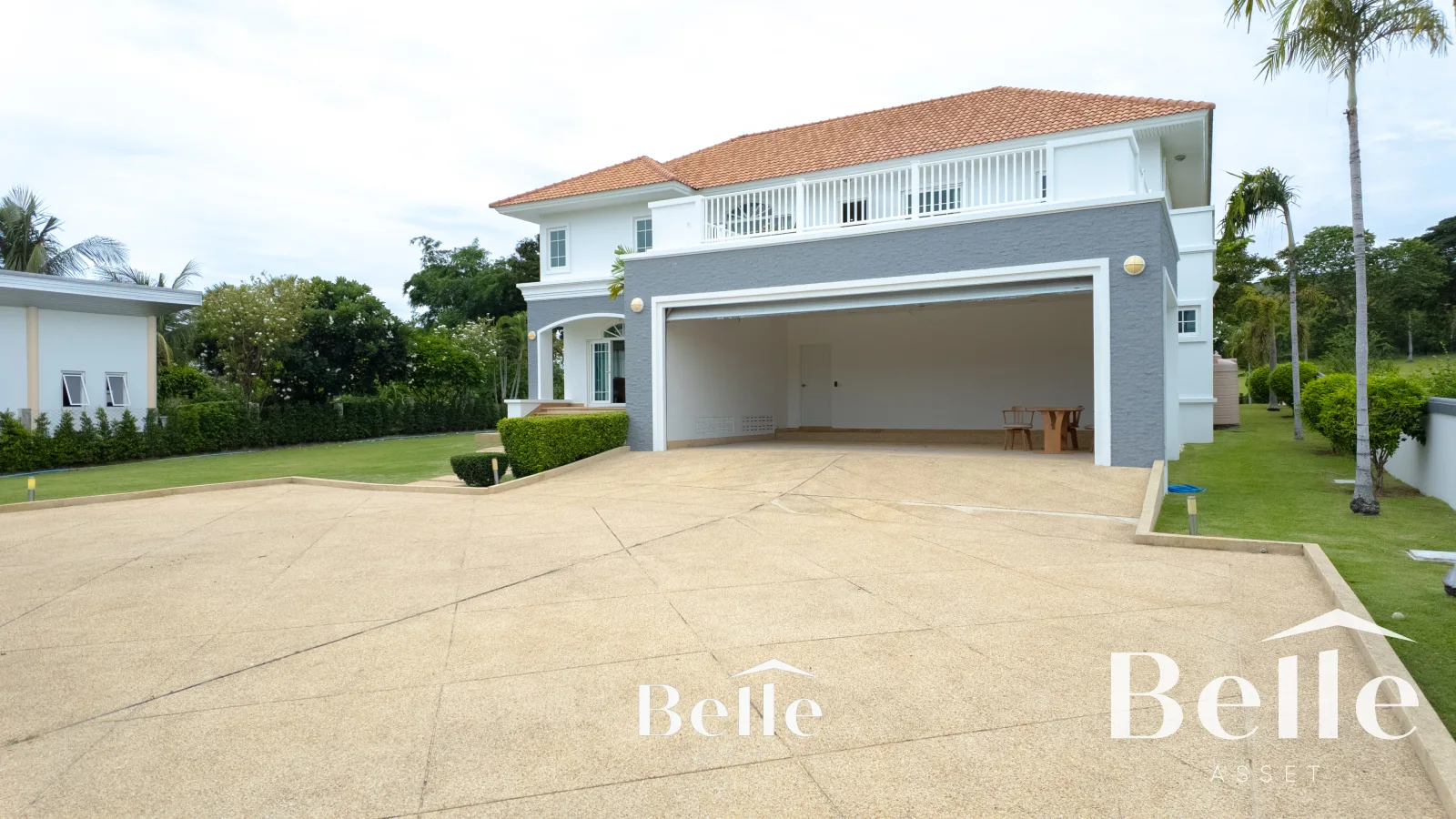 Stunning golf views meet classic comfort spacious 7-bedroom, 2-building home in Palm Hills. - 19